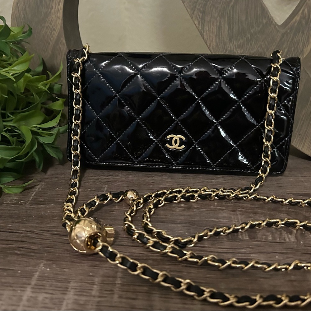 🔱🖤Chanel Quilted Patent Wallet Chain Crossbody or on Shoulder Matelasse Gold